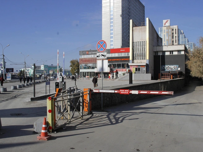 Территория перед торговым центром в пристройке к гостинице пустует с начала 2024 года. | nsk54.online