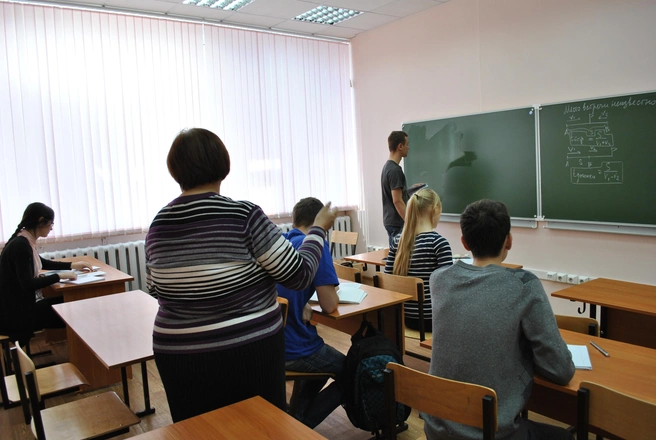 На занятии в УЦ «Вершина». Поиск пути решения задачи | Источник: УЦ «Вершина»
