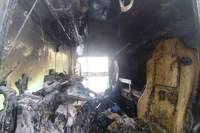 Грузовик загорелся в Криводановке: кабина расплавилась