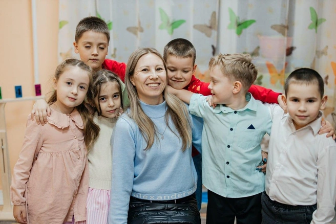 Помогает ребятам Светлана&nbsp;— владелица центра | Источник: Ксения Зимина