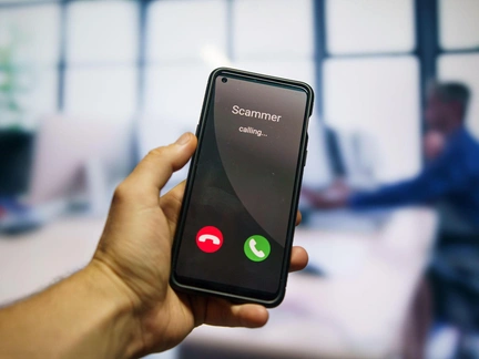 Если звонят из банка, от «Госуслуг» и сотовых операторов по поводу сим-карт: Малахов объясняет, как не попасть на мошенников