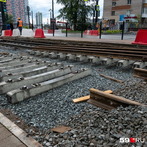 В кривых участках рельсы укладывают отдельно на бетонные шпалы, а не собирают готовые рельсо-шпальные решётки как на прямых участках  | Источник: Василина Любимова / 59.RU