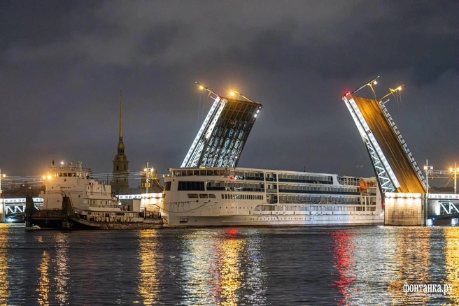 «Владимир Жириновский» пришел в Петербург, чтобы стать отелем. Смотрите, как его ведут по Неве | Источник: Валентин Егоршин / «Фонтанка.ру»