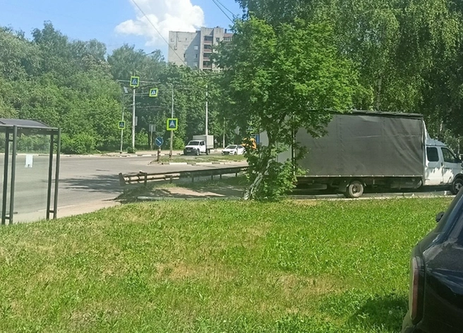 На улице Зубковой фургон без тормозов вылетел на газон | ya62.ru