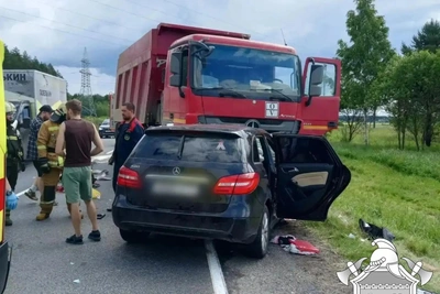 Лобовое столкновение Mercedes с самосвалом под Гатчиной: двое в больнице