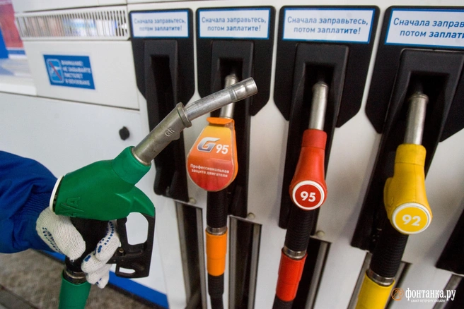 Цена на бензин на бирже стремительно падает, что будет со стоимостью топлива на автозаправках внутри страны — неизвестно | Источник: Сергей Коньков / FONTANKA.RU