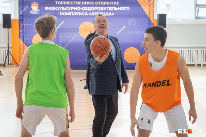Мэр разыграл мяч между спортсменам | Источник: Владислав Лоншаков / E1.RU