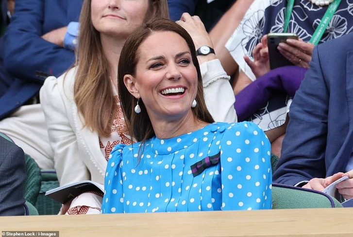 Уроки королевского стиля: Кейт Миддлтон затмила всех на Уимблдоне в голубом платье в горох Alessandra Rich