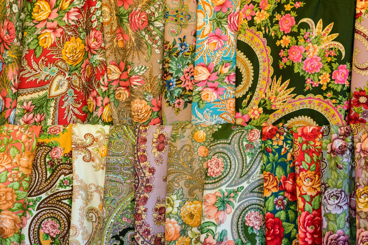 Не пуховым единым: 7 традиционных платков, которые можно привезти из разных регионов России в качестве сувенира