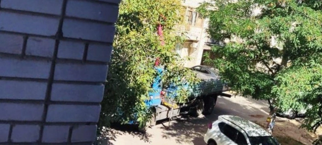 Манипулятор активно грузил стройматериалы в кузов КАМАЗа | Источник: читатели V1.RU