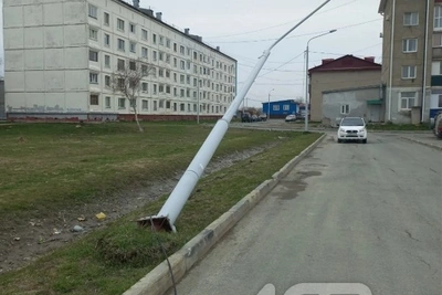 В Луговом мусоровоз сбил столб уличного освещения