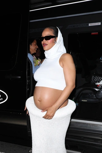 В кастомном Alaia: Рианна поражает новым выходом | marieclaire.ru