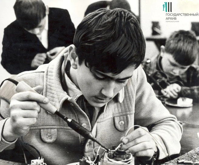 Работы с паяльником не боялись. Радиотехнический кружок, Пермь, 1978 год  | Источник: Государственный архив Пермского края