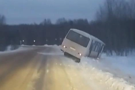 «У водителя тряслись руки»: в Ярославской области автобус с 20 пассажирами вылетел в кювет | Источник: Сергей Леонтьев / Vk.com