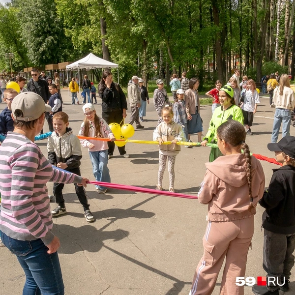 На площадке у ротонды детей развлекали аниматоры | Источник: Василина Любимова / 59.RU