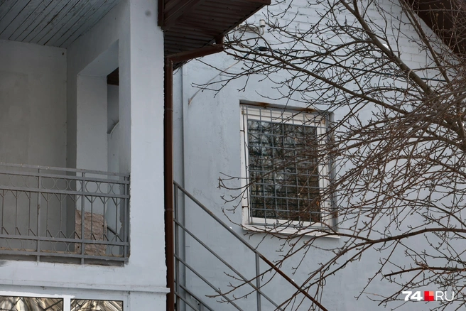 Но решетки на окнах всё-таки были | Источник: Михаил Шилкин