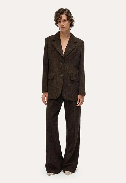 Брючный костюм снова в моде — и теперь он про ауру и власть, а не офис