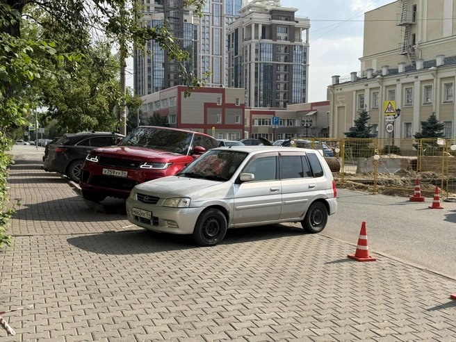 Утешает, что водители не бросают автомобили по центру тротуара | Источник: читательница НГС