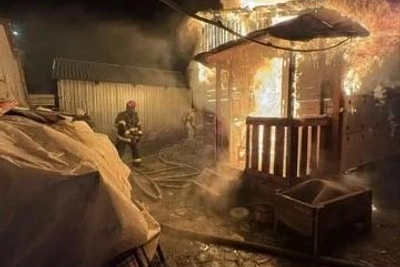 В Барнауле 19 пожарных тушили горящий дом