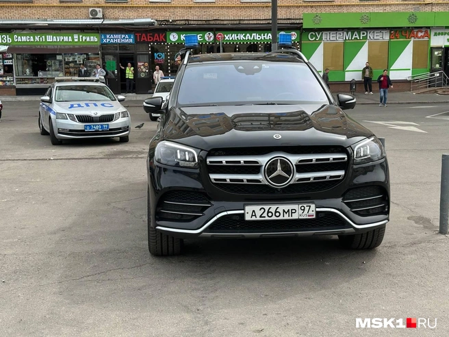 Иномарку Mercedes GLS 500 вернули на парковку у Ярославского вокзала | Источник: Евгений Петров / MSK1.RU
