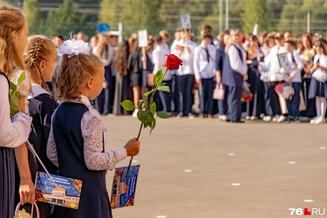 А школьники смирно стояли под солнцем | Источник: Кирилл Поверинов / 76.RU