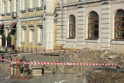 На Арбате раскопали тротуар из-за порыва теплосетей