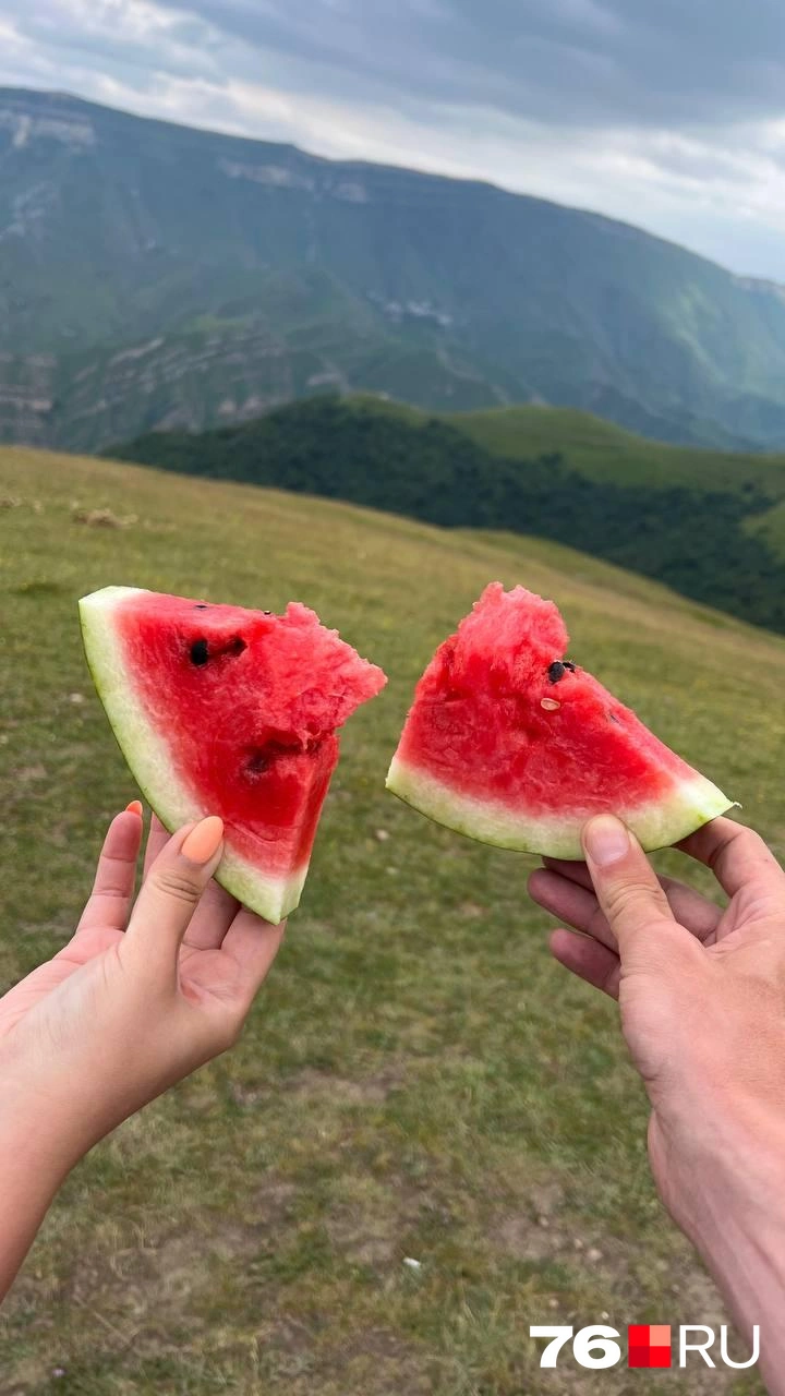 Дмитрий и его невеста наслаждались в Дагестане едой  | Источник: читатель 76.RU