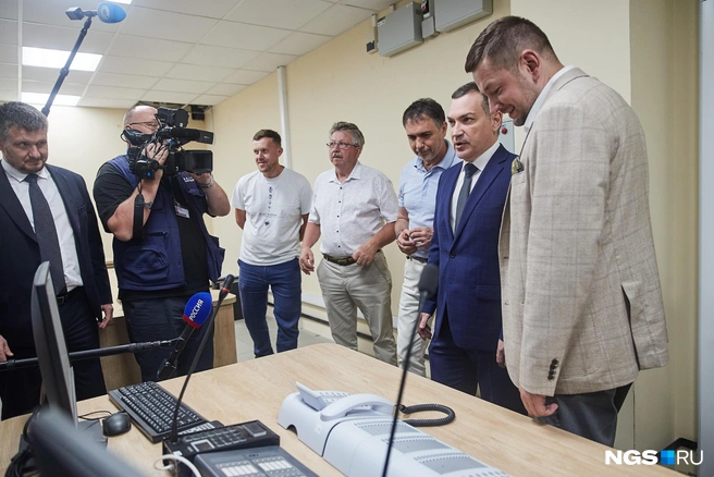 Максим Кудрявцев проверил цифровую систему на станции и связался по телефону с инженерным корпусом метрополитена | Источник: Александр Ощепков / NGS.RU