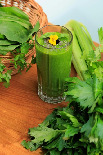 Зеленый смузи со шпинатом, мятой, петрушкой, ананасом и семенами чиа.