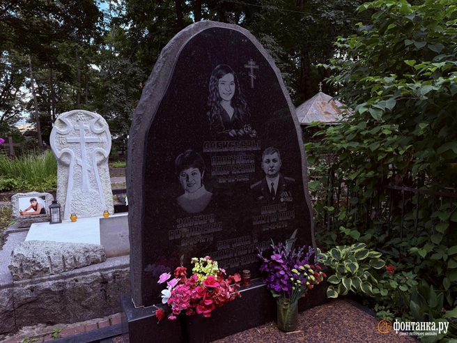 Авиакатастрофа оборвала жизни целых семей. Семья Алексеевых покоится на Смоленском кладбище Петербурга | Источник: Константин Митягин / «Фонтанка.ру»