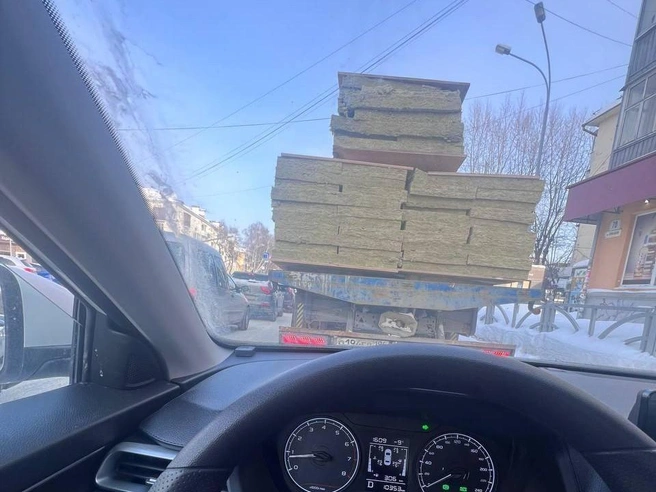 В пробке на Бажова — Восточной оказалась наша читательница Алина | Источник: Читатель E1.RU
