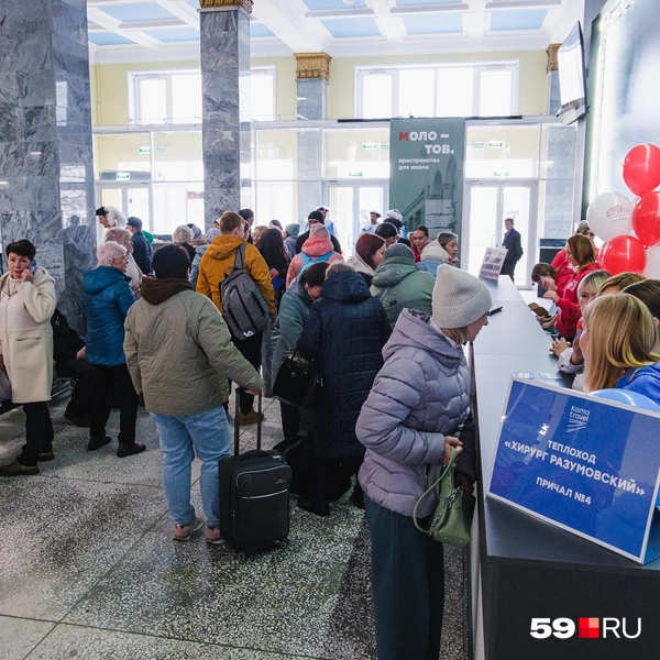 А вот и первые пассажиры, отправляющиеся в путешествие по Каме | Источник: Тимофей Калмаков / 59.RU 