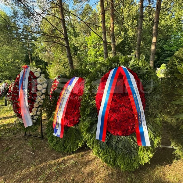 Первые лица РФ не только приехали на прощание лично, но и прислали венки | Источник: Алина Мельникова / MSK1.RU, СтарХит