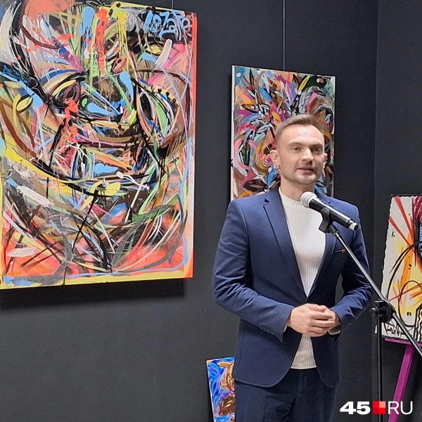 Руководитель мультицентра «Смолин»&nbsp;— Станислав Бессонов представил художников выставки | Источник: Александр Лисихин / 45.RU