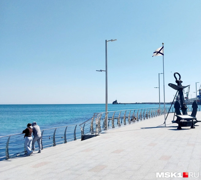 Туристам, приехавшим на майские праздники в Феодосию, для прогулок вдоль моря достанется лишь кусочек центральной Набережной Десантников — большая ее часть в состоянии ремонта, который планируют закончить к началу сезона | Источник: Александра Сотникова / MSK1.RU