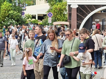 В центре города в День флага собрались толпы гуляющих | Источник: Дмитрий Бондарев / MSK1.RU