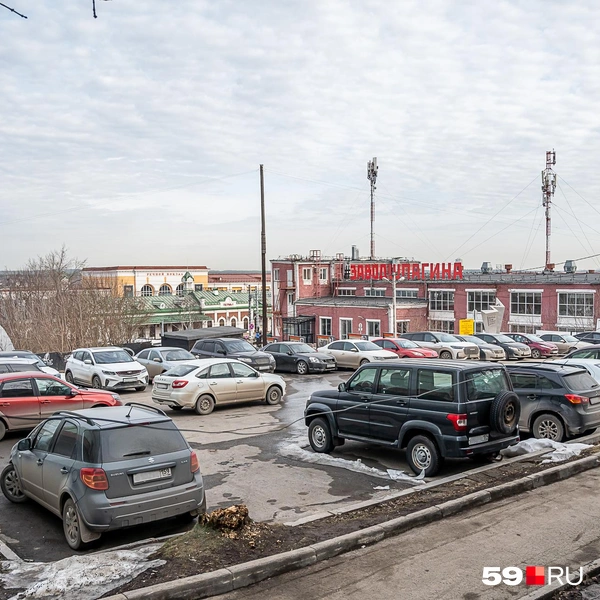 После установки запрещающих знаков машин на парковке меньше не стало: свободных мест там практически нет | Источник: Василина Любимова / 59.RU