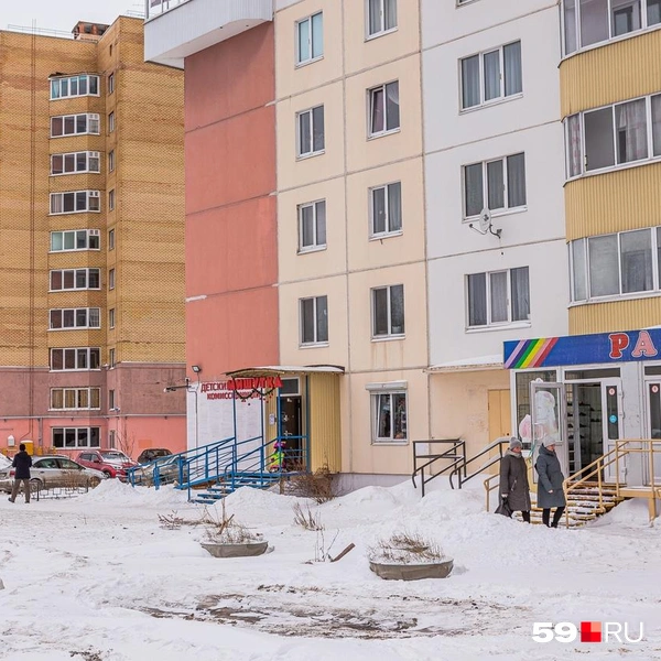 Маленькие магазинчики расположены и в самих домах | Источник: Тимофей Калмаков