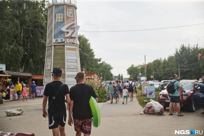 Вечером аллея превращается в место тусовок  | Источник: Александр Ощепков / NGS.RU