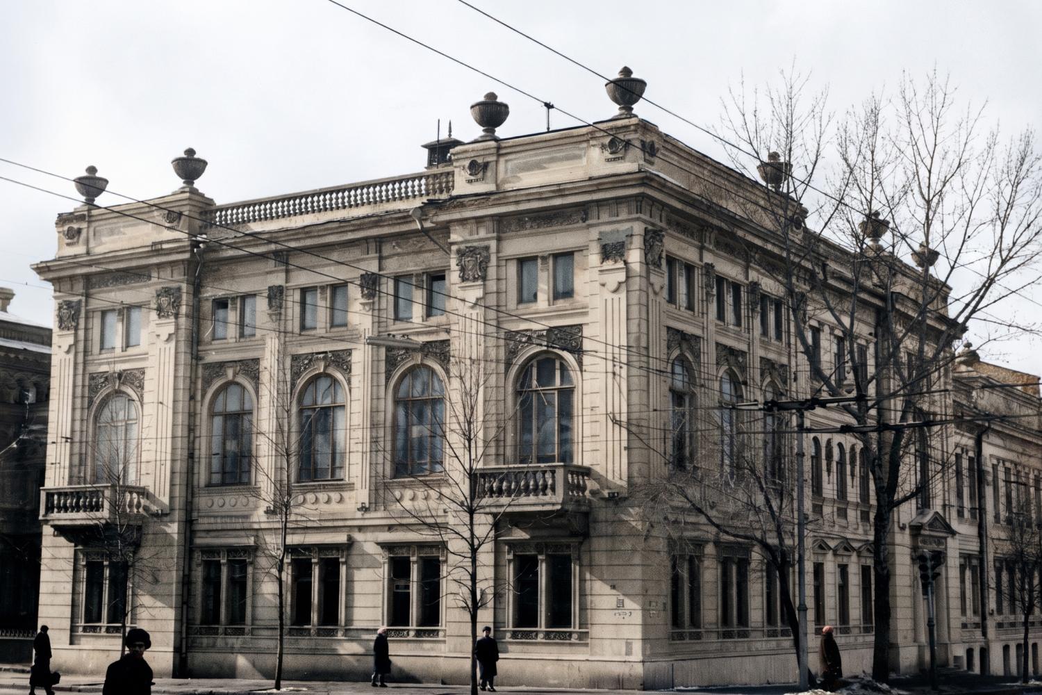 Льва Толстого, 25. До революции — второй корпус Самарской губернской земской управы. В 1919-м здесь находился штаб Южной группы Восточного фронта. С 30-х годов XX века в здании располагаются разные учебные заведения. | Источник: цвет восстановлен с помощью ИИ