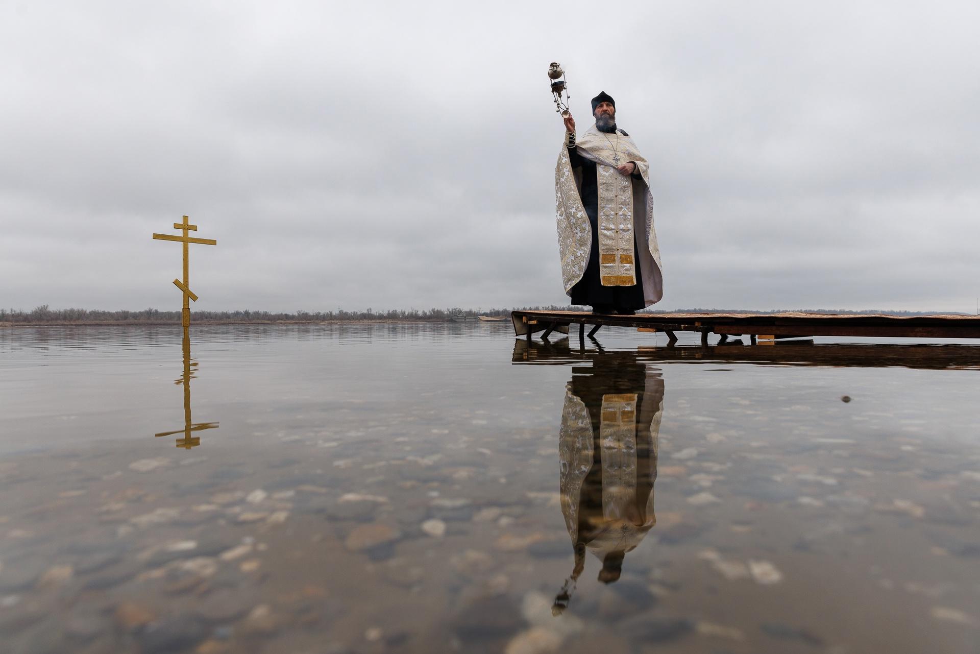 Крестный ход, водосвятие и зеваки: Волгоград продолжает праздновать Крещение Господне 