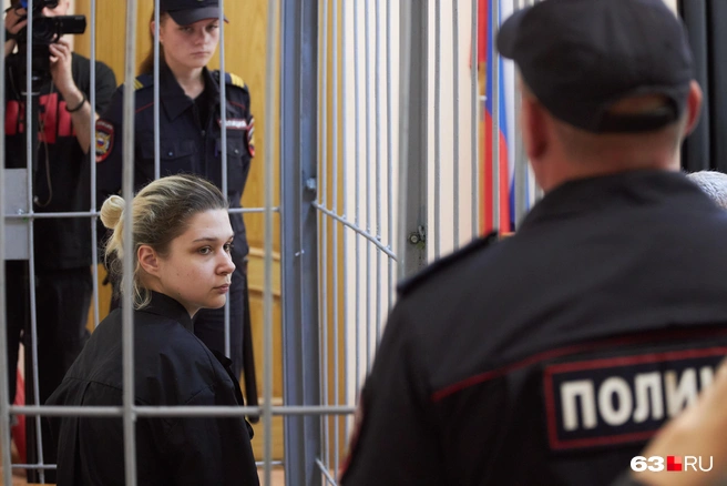 Большинство расспросов журналистов Екатерина игнорировала | Источник: Роман Данилкин / 63.RU