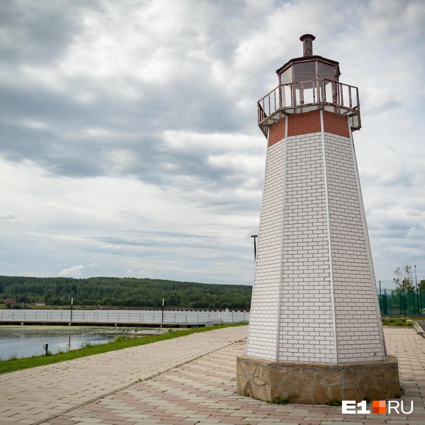 Изюминка набережной — световой маяк — символ притяжения рыбацких лодок | Источник: Владислав Лоншаков / E1.RU