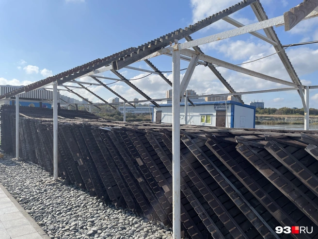 На пляже уже собрали лежаки | Источник: 93.RU