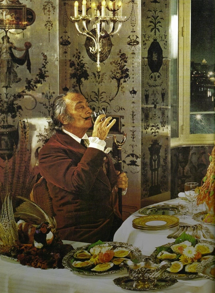 Кулинарные таланты: 7 знаменитостей, которые знали толк в готовке | Источник: R. GUILLEMONT / SALVADOR DALI. LES DINERS DE GALA