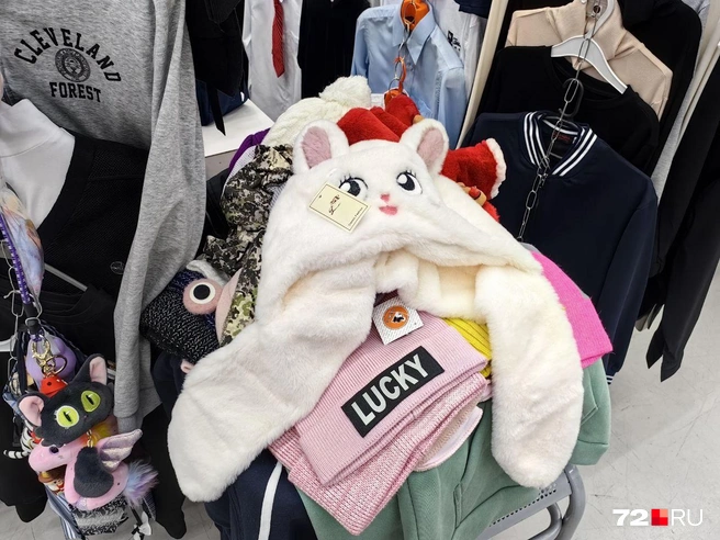 Для школьников с чувством юмора продавцы подготовили и забавные шапочки на осень, всё для того, чтобы выделяться из толпы | Источник: Юлия Мальцева/ 72.RU