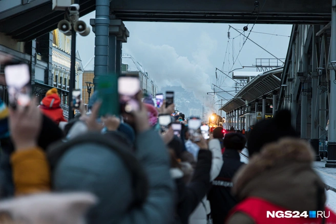 Топы встречающих на вокзале | Источник: Мария Ленц / NGS24.RU