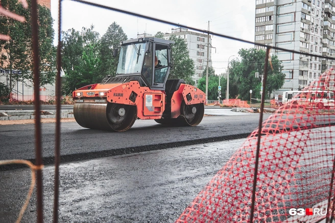 Следом за асфальтоукладчиком&nbsp;— каток | Источник: Роман Данилкин / 63.RU