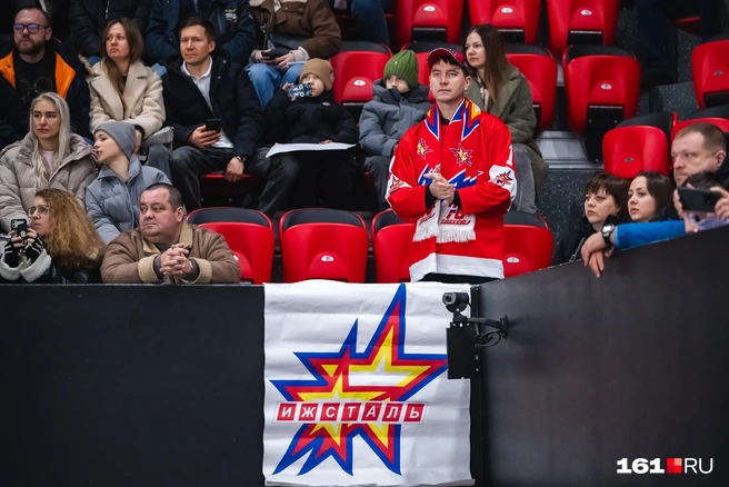 На трибунах встречались редкие болельщики «Ижстали» | Источник: Евгений Вдовин / 161.RU