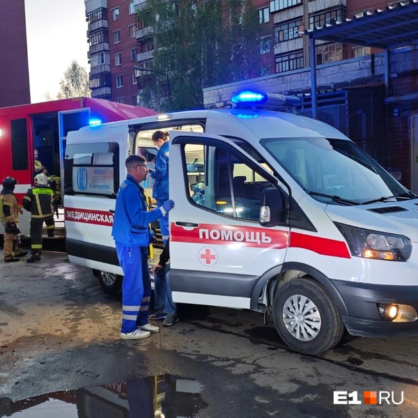 На вызов прибыли 14 пожарных машин и 43 сотрудника МЧС, а также бригада скорой помощи | Источник: ИА Ночные Новости